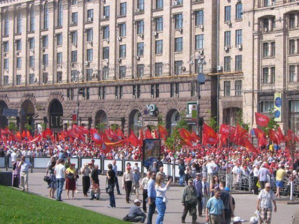У Києві пакують в автозаки противників комуністів. ФОТО. ВІДЕО