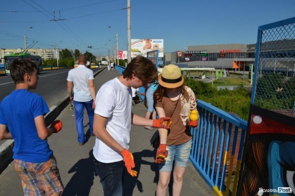 У Луцьку таки дофарбують «патріотичний» міст. ФОТО