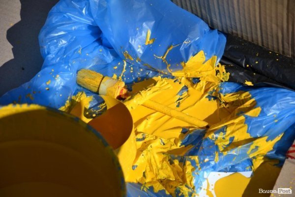 У Луцьку таки дофарбують «патріотичний» міст. ФОТО