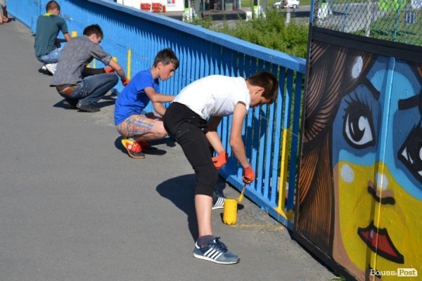 У Луцьку таки дофарбують «патріотичний» міст. ФОТО