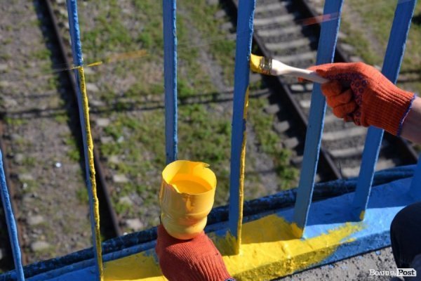 У Луцьку таки дофарбують «патріотичний» міст. ФОТО