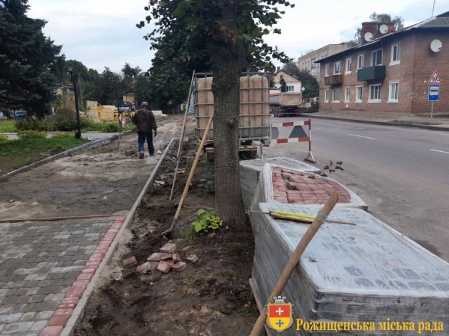 Показали, як у місті на Волині ремонтують тротуари. ФОТО