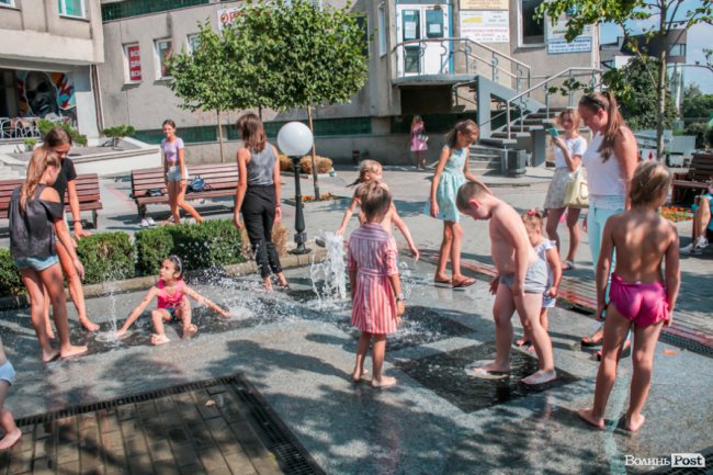 Стир, фонтани і вуличні душі: як у Луцьку рятуються від спеки. ФОТО