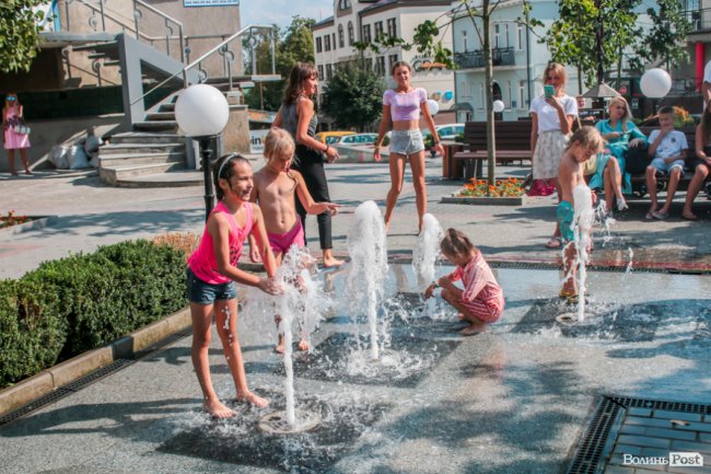 Стир, фонтани і вуличні душі: як у Луцьку рятуються від спеки. ФОТО