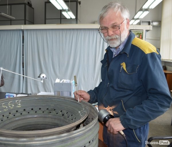 Двигун перевіряють на пошкодження