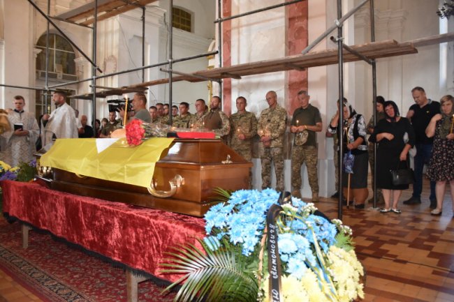 Луцьк у скорботі: поховали воїна Юрія Петровського