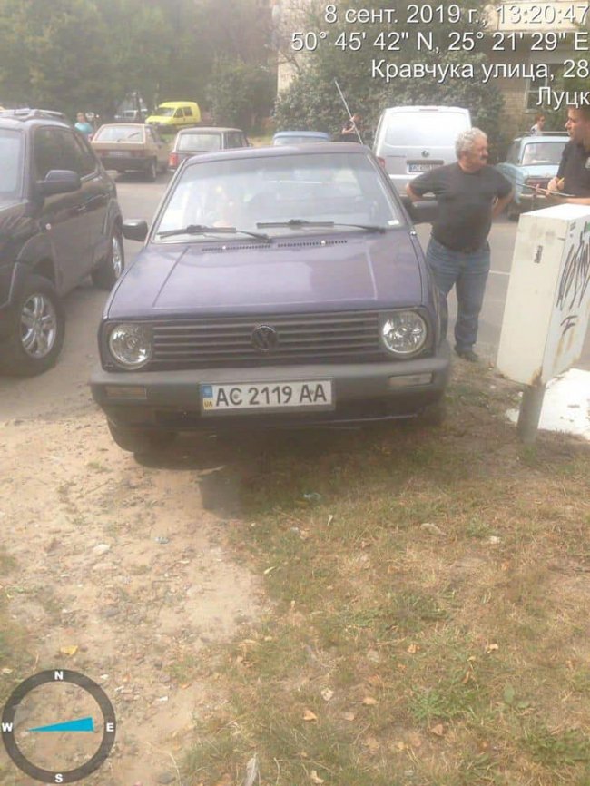 На луцьких водіїв, які паркуються на тротуарах, склали протоколи. ФОТО