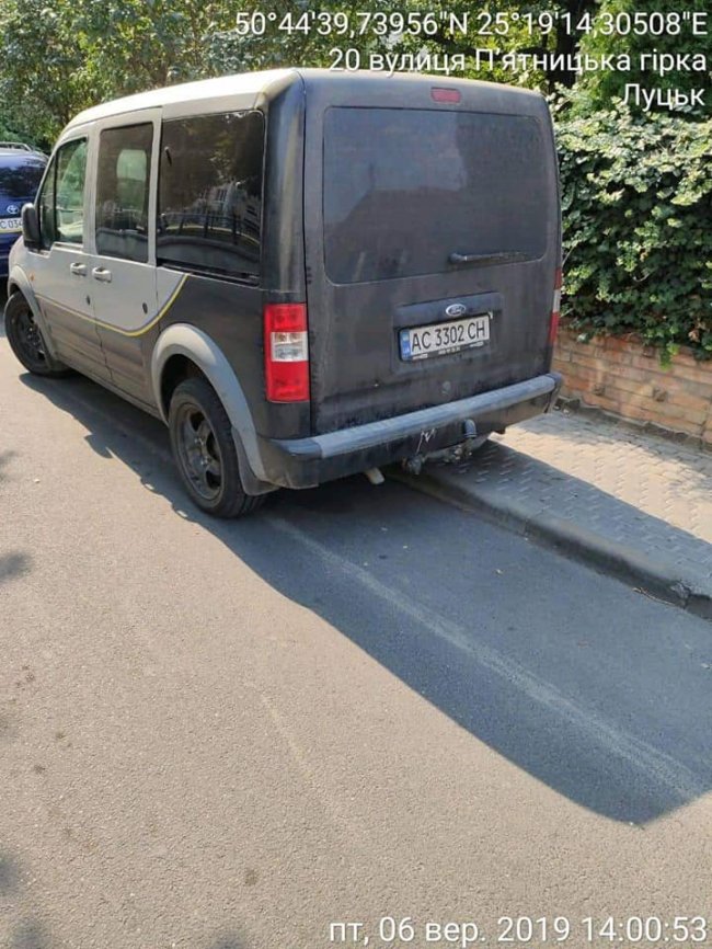 На луцьких водіїв, які паркуються на тротуарах, склали протоколи. ФОТО