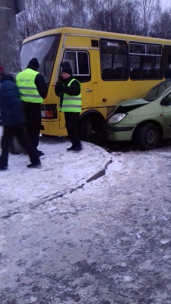 ДТП у Луцьку: легковий автомобіль в'їхав у маршрутку. ФОТО