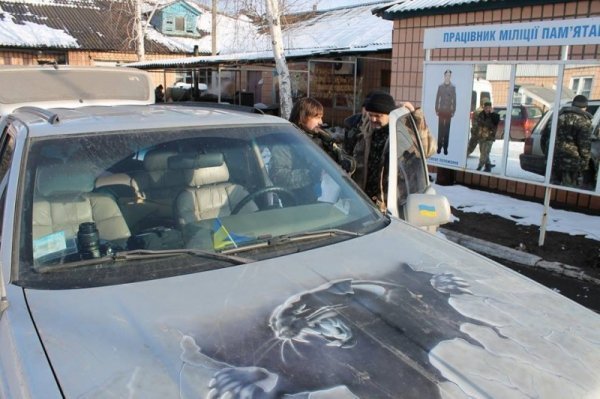 Волиняни подарували джип українським військовим. ФОТО