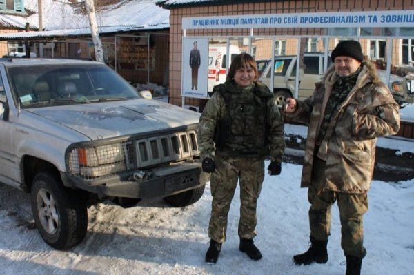 Волиняни подарували джип українським військовим. ФОТО