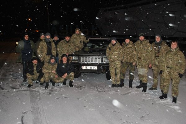 Волиняни подарували джип українським військовим. ФОТО