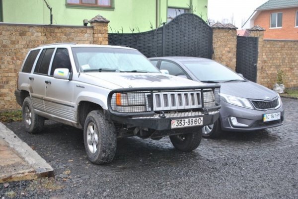 Волиняни подарували джип українським військовим. ФОТО