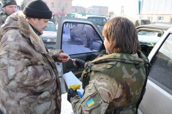 Волиняни подарували джип українським військовим. ФОТО