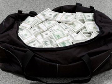 У Новолинську з автомобіля викрали сумку з доларами