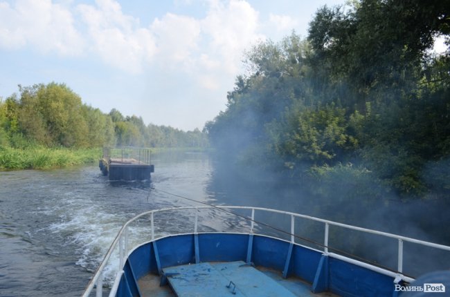 Буксирували по Стиру: у центральному парку Луцька монтують «плавучу пристань»