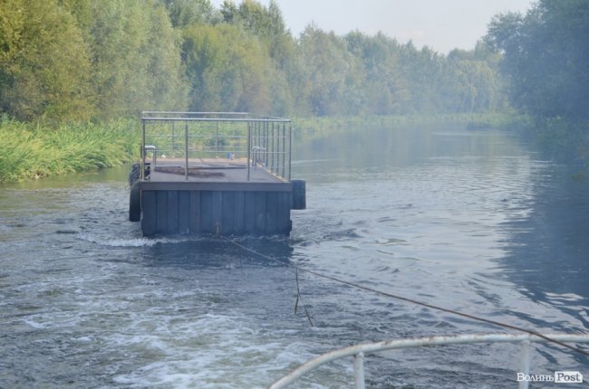 Буксирували по Стиру: у центральному парку Луцька монтують «плавучу пристань»