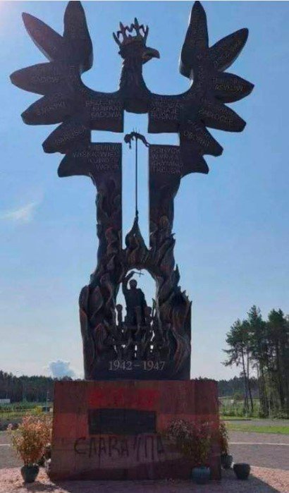 У Польщі вандали розмалювали пам’ятник жертвам Волинської трагедії