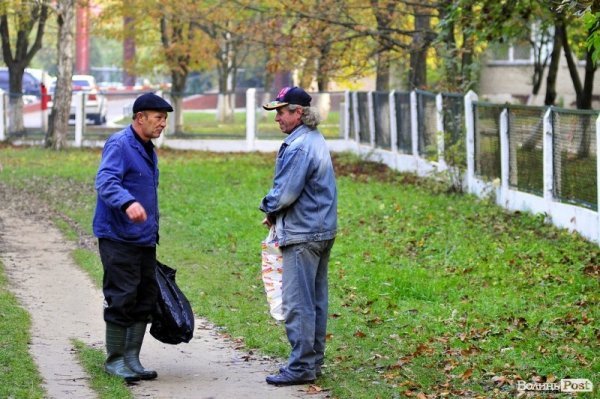 Люди, які прибирають луцькі вулиці. ФОТО