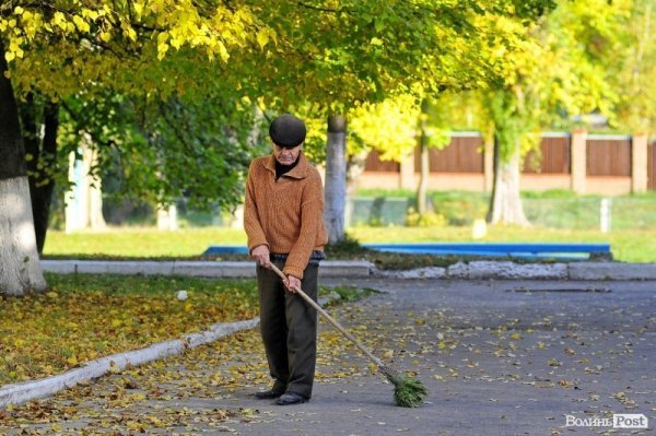 Люди, які прибирають луцькі вулиці. ФОТО