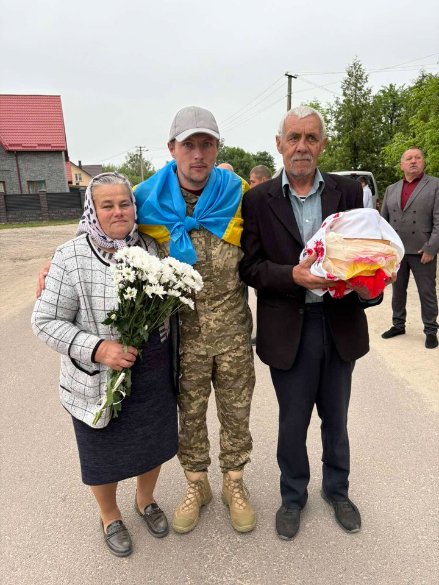 На Волині у рідному селі зустріли звільненого з полону воїна Андрія Войчука