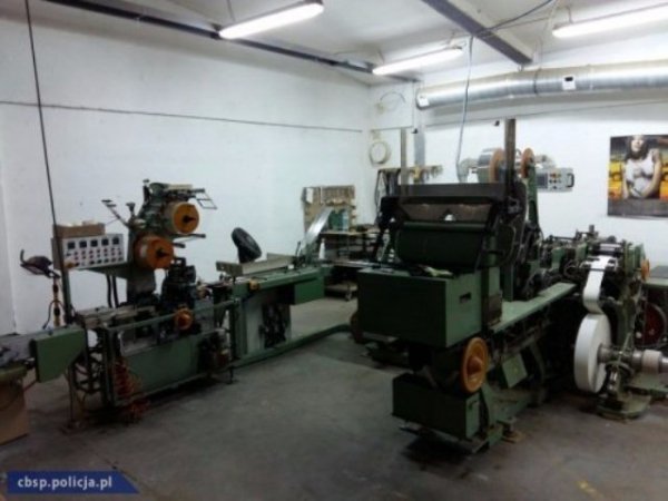 У Польщі затримали українців, які працювали на підпільній цигарковій фабриці. ФОТО