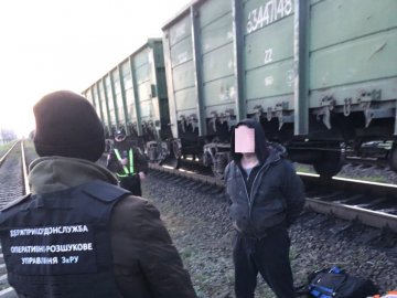 На Волині «на гарячому» спіймали чоловіка, який завантажував у потяг контрабандні сигарети