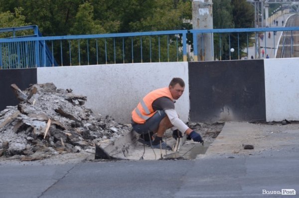 «До закінчення ремонту мосту біля «Там-Таму» ще далеко», - робітники. ФОТО