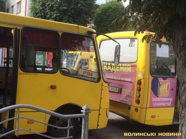 У Луцьку на зупинці «поцілувалися» дві маршрутки