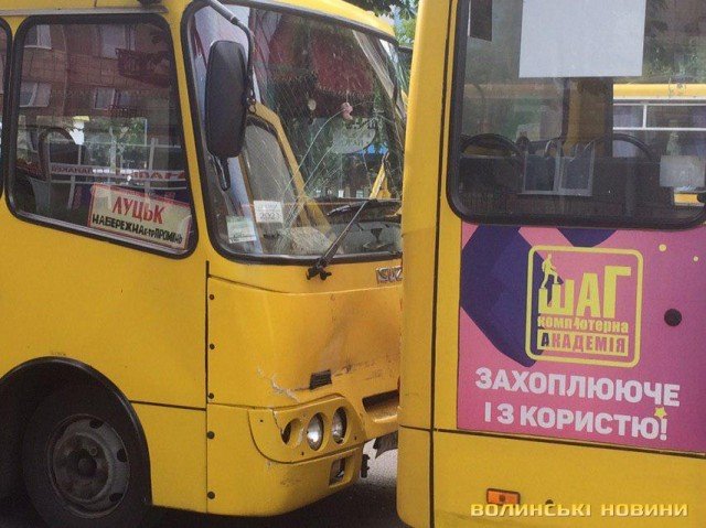У Луцьку на зупинці «поцілувалися» дві маршрутки