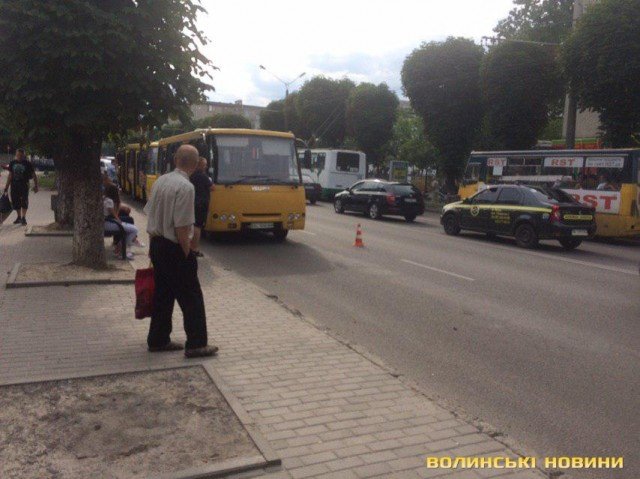 У Луцьку на зупинці «поцілувалися» дві маршрутки