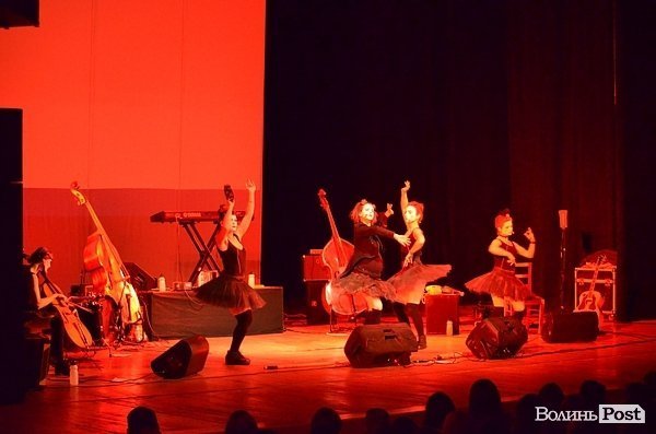 «Я хочу від них дітей»: Dakh Daughters підірвали луцьку публіку. ФОТО