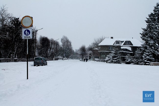 Аварія на Волині: Opel протаранив обмежувачі руху