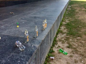 «Картина маслом»: п'янички залишили купу пляшок біля луцького театру. ФОТО