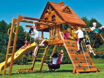 У Луцьку просять замінити «прогнилий» дитячий майданчик