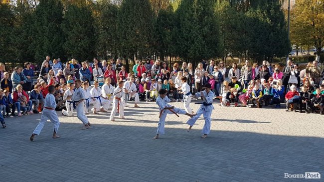 Як у луцькій школі №22 відзначали патріотичне свято. ФОТО