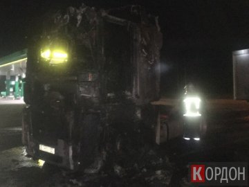 У Любомльському районі посеред траси горіла вантажівка. ФОТО