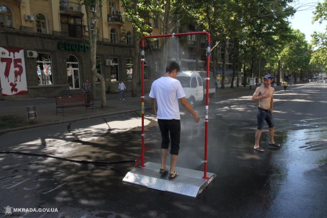 У Миколаєві  посеред вулиці встановили водяний душ