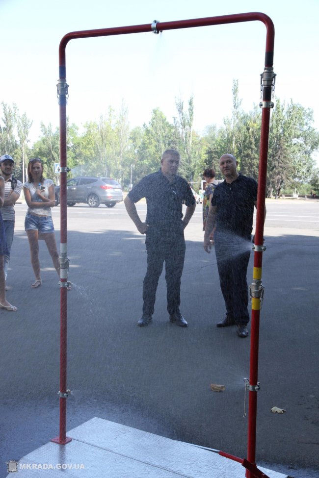 У Миколаєві  посеред вулиці встановили водяний душ