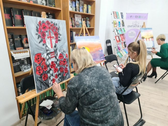 Дружини полеглих Героїв з Луцька писатимуть картини про власні історії кохання