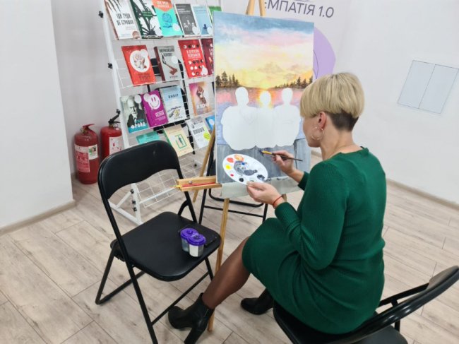 Дружини полеглих Героїв з Луцька писатимуть картини про власні історії кохання