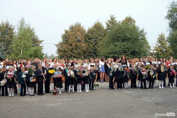 Луцькі депутати Яручик і Ткачук вітали першачків із Днем знань. ФОТО*