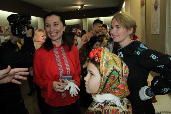 У Луцьку презентували вишиту книгу, яка не має аналогів у світі. ФОТО