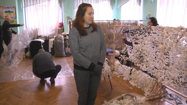 На Волині плетуть зимове маскування для військових: потрібні помічники