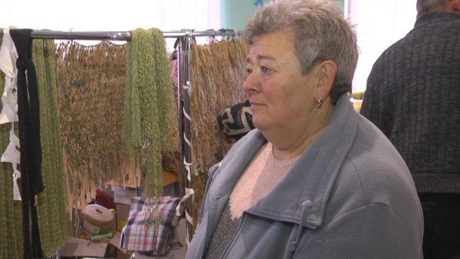 На Волині плетуть зимове маскування для військових: потрібні помічники