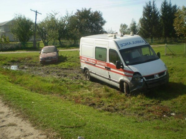 П’ятеро волинян постраждали під час зіткнення автівки зі швидкою 
