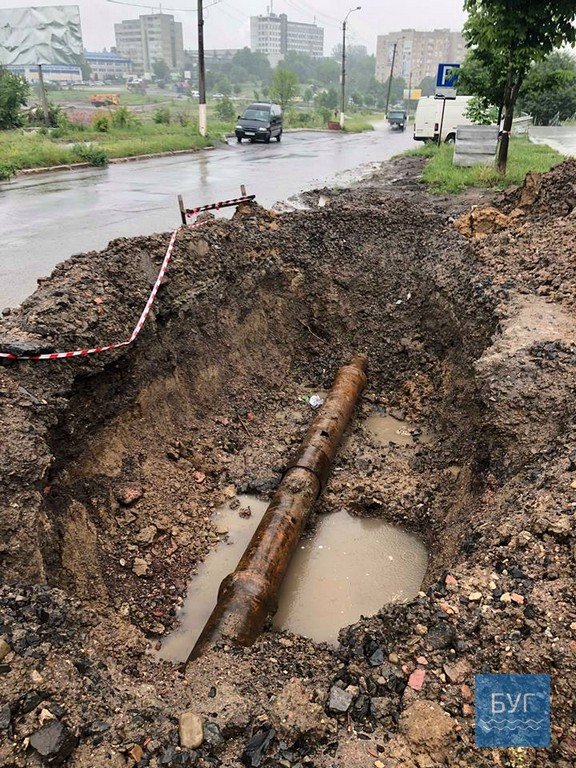 На Волині рятувальники витягли вантажівку з ями, яку викопали комунальники