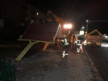 На Волині вітровій зніс зупинку. ФОТО