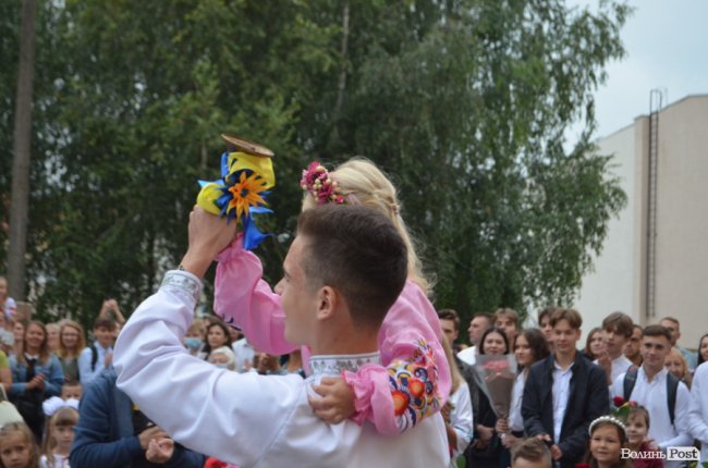 Як у луцькій школі №1 відзначали свято першого дзвоника. ФОТО 