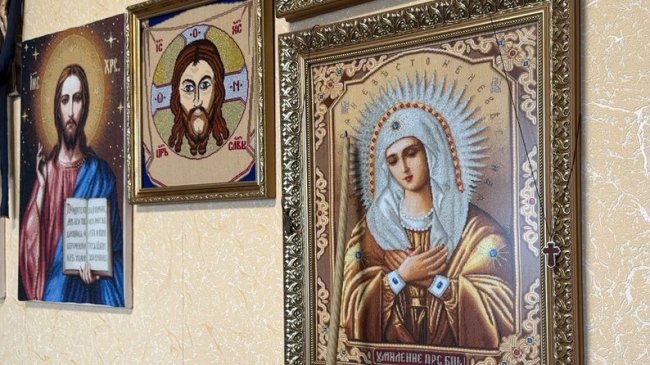 56-річний лучанин вдень працює на АЗС, а вечорами вишиває. ВІДЕО